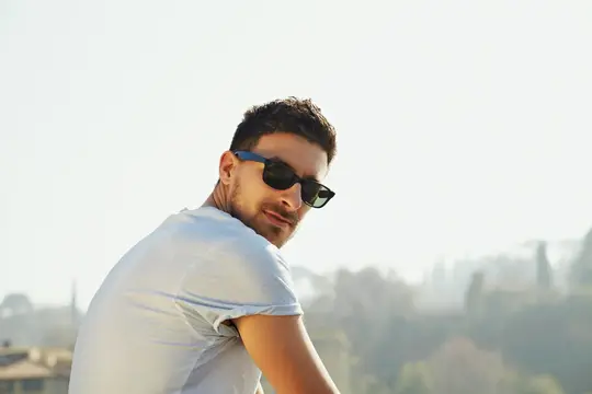 młody mężczyzna w okularach przeciwsłonecznych